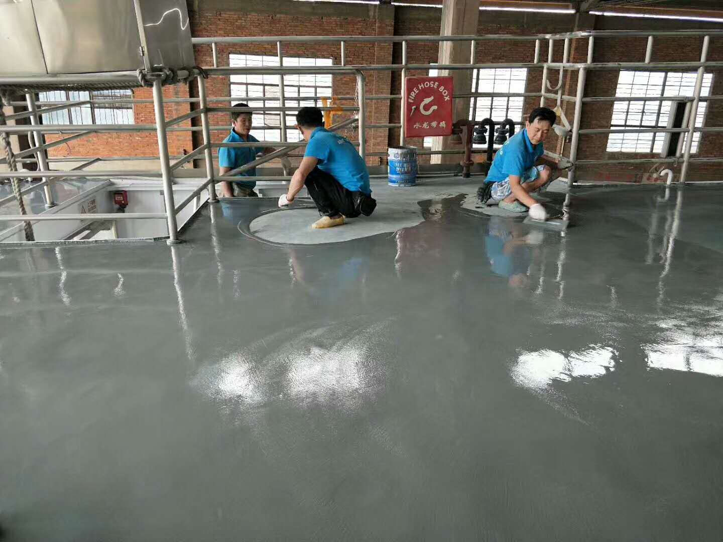 重慶地坪涂料施工流程中為何需要中涂層？